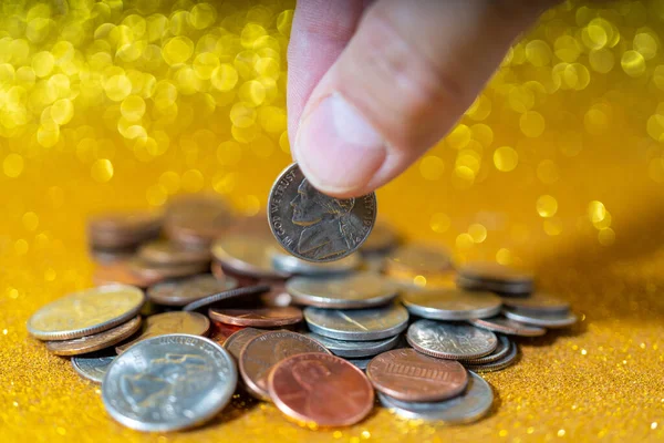Mano Sosteniendo Monedas Sobre Fondo Dorado — Foto de Stock