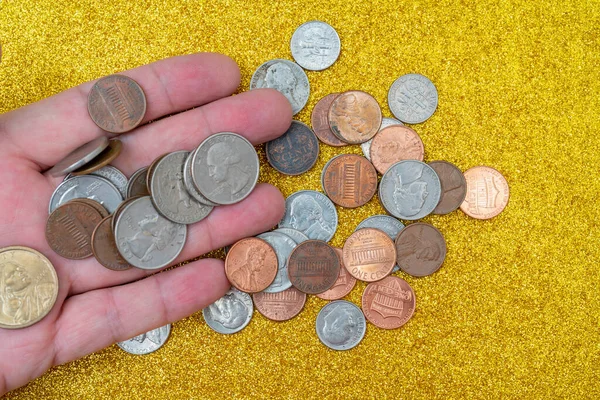 Mano Sosteniendo Monedas Sobre Fondo Dorado — Foto de Stock