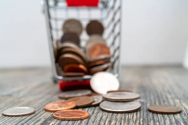 Monedas Carrito Compras Sobre Fondo Madera — Foto de Stock