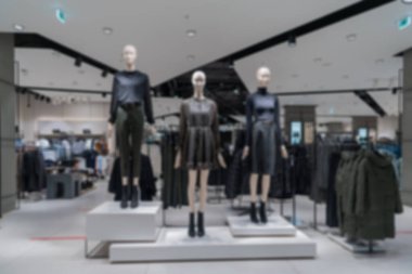 Kadın giysileri mağazasının içi bulanık. Modern kostümlü mankenler..