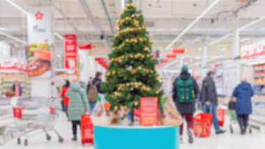 Noel süpermarketinin içini bulanıklaştırmış. Markette alışveriş yapanlar.
