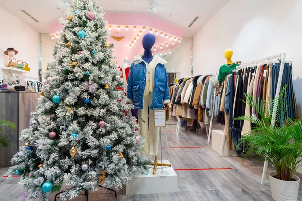 Moscovo Rússia Novembro 2020 Árvore Natal Interior Uma Loja Roupas — Fotografia de Stock