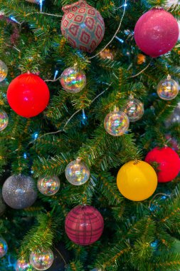 Güzel bir Noel geçmişi. Oyuncak, ışık ve süslemelerle süslenmiş Noel ağacı.