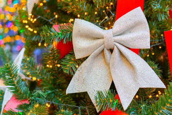 Schöne Weihnachtshintergrund Weihnachtsbaum Mit Spielzeug Lichtern Und Lametta Geschmückt — Stockfoto