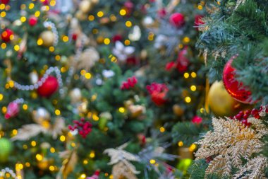 Bulanık Noel ağacının süslenmiş güzel dalları.