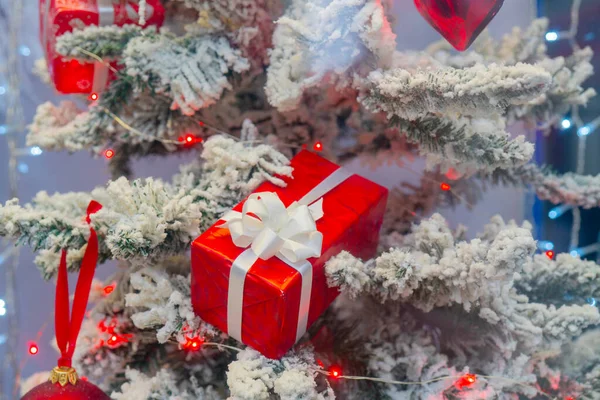 Festlich Geschmückte Schöne Zweige Eines Weihnachtsbaums — Stockfoto