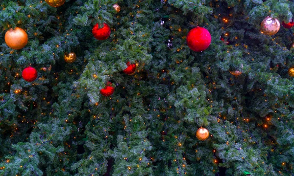 Belos Ramos Festivamente Decorados Uma Árvore Natal — Fotografia de Stock