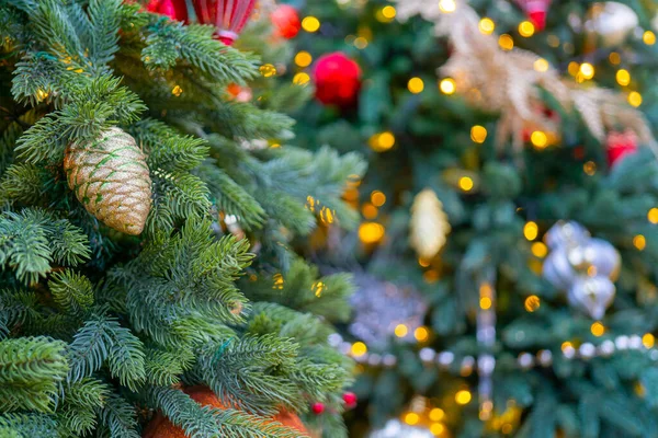 Bei Rami Festosamente Decorati Albero Natale — Foto Stock