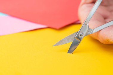 Kağıt kesmek için küçük metal makas. DIY ev yapımı sanat. 