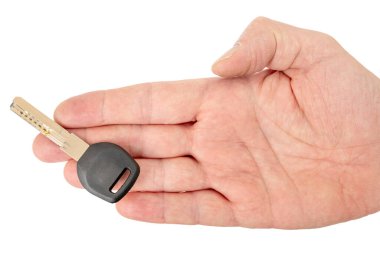Bir adamın elinde metal kapı anahtarı. Emlak satışı ve kiralama. 
