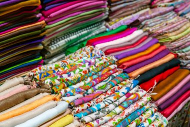 Fuarda çok renkli kumaş satışı var. Dükkanda perakende alım satım. 