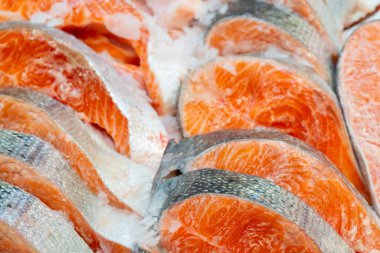 Taze somon bifteği. Süpermarkette deniz ürünleri satmak. 