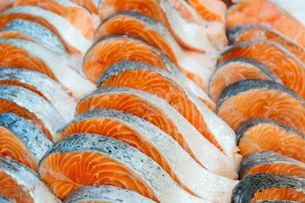 Taze somon bifteği. Süpermarkette deniz ürünleri satmak. 