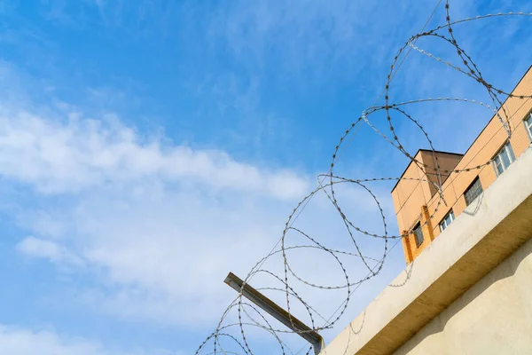 Metalen Prikkeldraad Gevangenismuur Het Symbool Van Beperking Van Vrijheid — Stockfoto