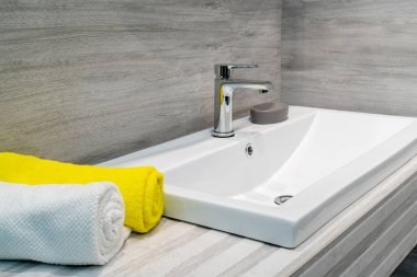 Banyoda musluk ve lavabo var. Yaşam alanlarının içi.. 