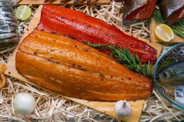Rökt Fisk Sälja Fisk Och Skaldjur Stormarknad Läcker Delikatessfisk Till — Stockfoto