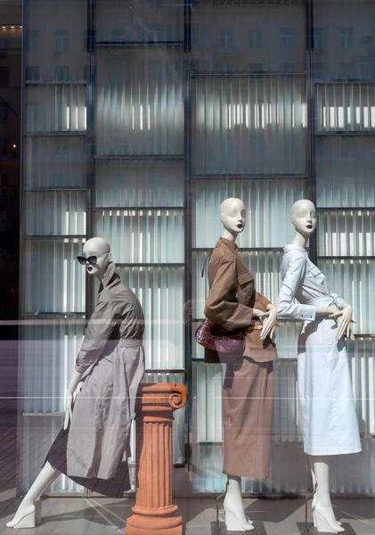 Три Жіночі Манекени Вітрині Магазину Продаж Жіночого Одягу — стокове фото