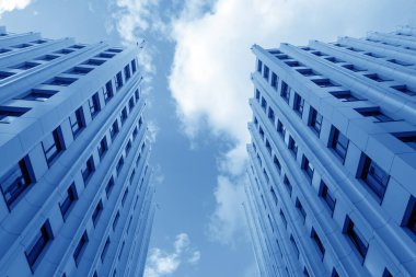 Şehirdeki modern, yüksek katlı bir ofis binası. Şehir mimarisi. 