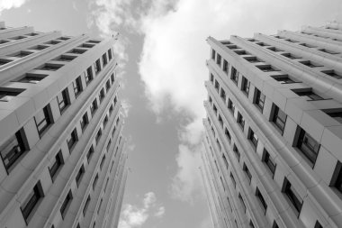 Şehirdeki modern, yüksek katlı bir ofis binası. Şehir mimarisi. 