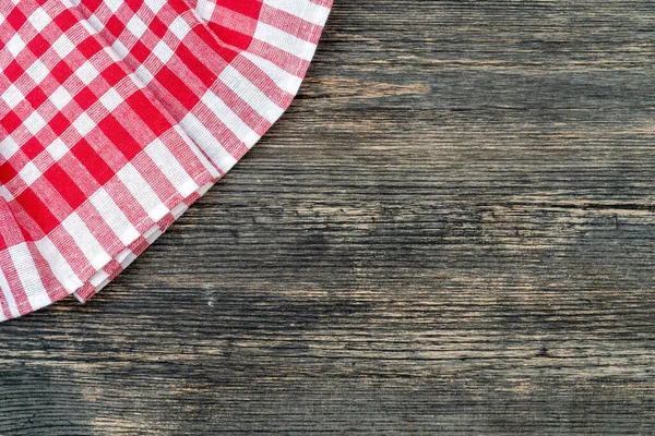 キッチンテーブルの上に赤いチェッカータオル 木製テーブルの背景 — ストック写真