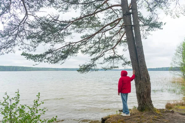 Turista Uma Jaqueta Blusão Vermelha Fica Margem Lago — Fotografia de Stock