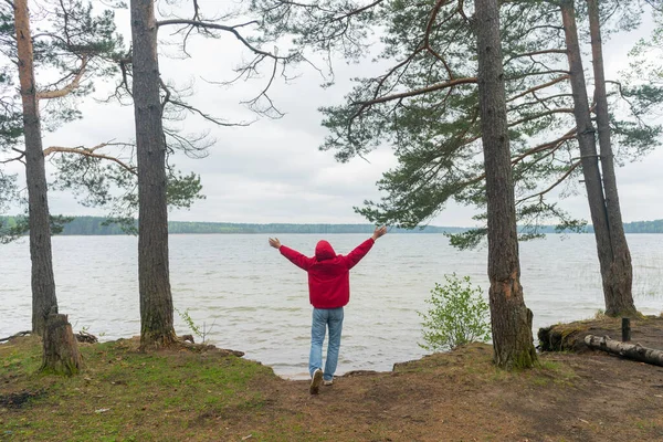 Turista Uma Jaqueta Blusão Vermelha Fica Margem Lago — Fotografia de Stock
