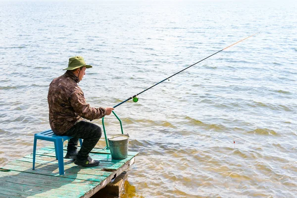 Parque Hotel Lago Velikoe Rússia Maio 2021 Pescador Com Chapéu — Fotografia de Stock