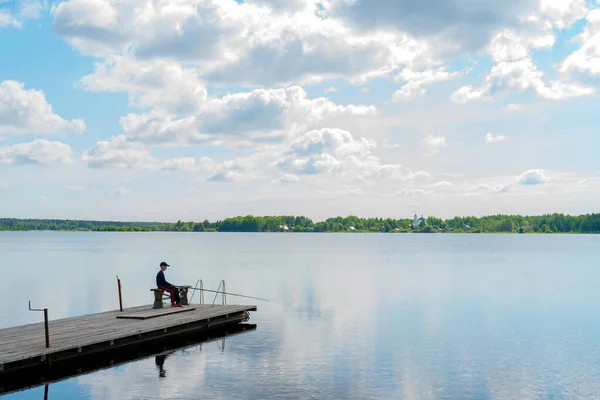 Rio Volga Rússia Maio 2021 Menino Com Uma Vara Pesca — Fotografia de Stock