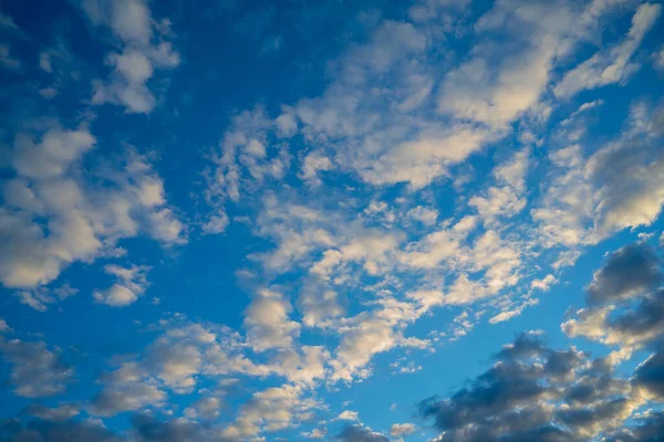 Белые Облака Голубом Небе Атмосферный Природный Фон — стоковое фото