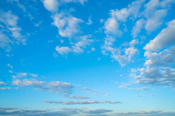 Bílé Mraky Modré Obloze Atmosférické Přírodní Pozadí — Stock fotografie