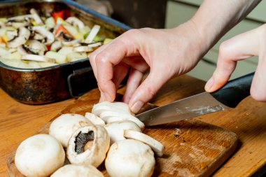 Şampiyon kesiyorum. Taze kesilmiş sebzeler ve şampiyonlar. Sağlıklı yemek ve sağlıklı yaşam tarzı.. 