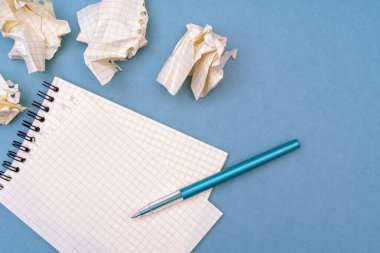 Yeşil dolmakalem ve defter sayfaları. Burs ve eğitime hazırlanıyorum. Yaratıcılığın işkencesi. 