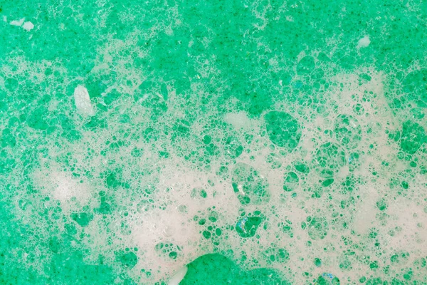 Yeşil Bir Süngerin Üzerinde Beyaz Sabun Köpükleri Bulaşıkların Temizliği Dezenfeksiyonu — Stok fotoğraf
