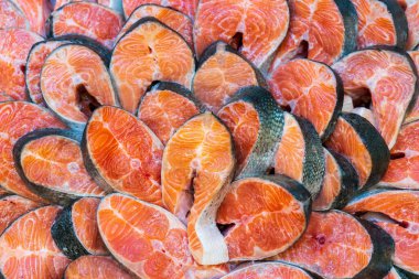 Somon balığı bifteği. Dükkanda deniz ürünleri satıyorum.. 