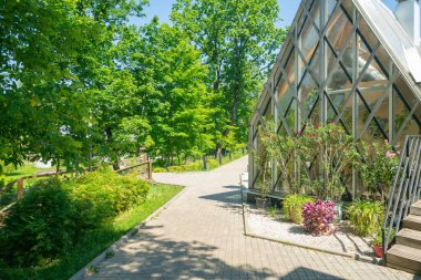 Moskova. - Rusya. 19 Haziran 2021. Yaz parkı modern cam köşkler, ağaçlar ve sokaklar güneşli bir günde. 