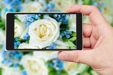 Çiçekler akıllı telefon ekranında güzel bir buket. Dekoratif çiçek doğal arka planı. 