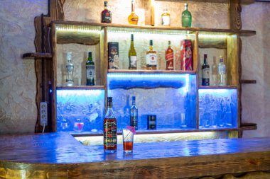 Stupino. - Rusya. 13 Temmuz 2021. Alkolik bar. Şişe ve cam tezgahın üzerinde.. 