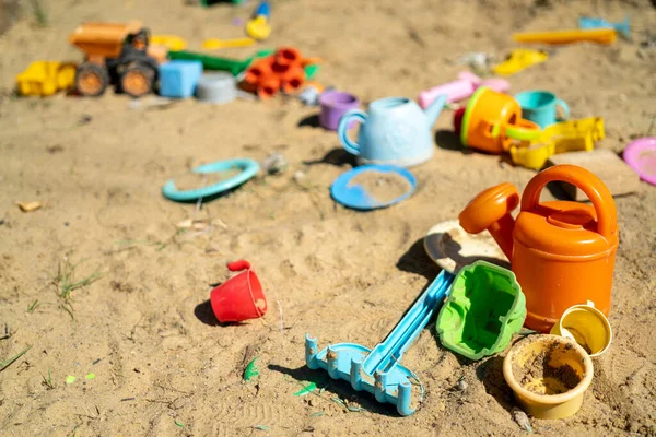 Многоцветные Детские Пластиковые Игрушки Песочнице — стоковое фото