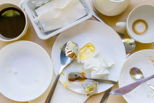 Vuile Vaat Tafel Huishoudelijk Afval Schadelijk Voor Het Milieu — Stockfoto