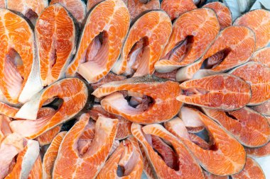 Somon balığı bifteği. Dükkanda deniz ürünleri satıyorum.. 