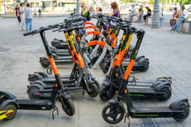 Moskova. - Rusya. 27 Temmuz 2021. Şehrin caddesinde elektrikli scooter 'lar. Kiralama servisi. Rusça yazıtlar: 