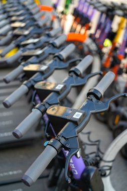 Moskova. - Rusya. 27 Temmuz 2021. Şehrin caddesinde elektrikli scooter 'lar. Kiralama servisi. 