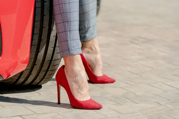Mädchen Roten Schuhen Und Rotem Auto Einem Sonnigen Sommertag Stockfoto