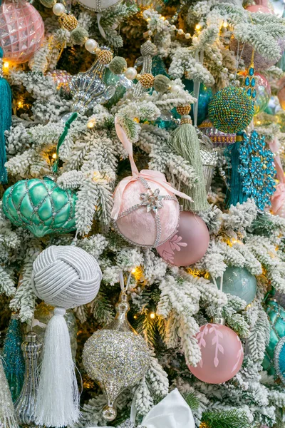 Ένα Εορταστικά Διακοσμημένο Χριστουγεννιάτικο Δέντρο Φωτεινό Εορταστικό Φόντο — Φωτογραφία Αρχείου