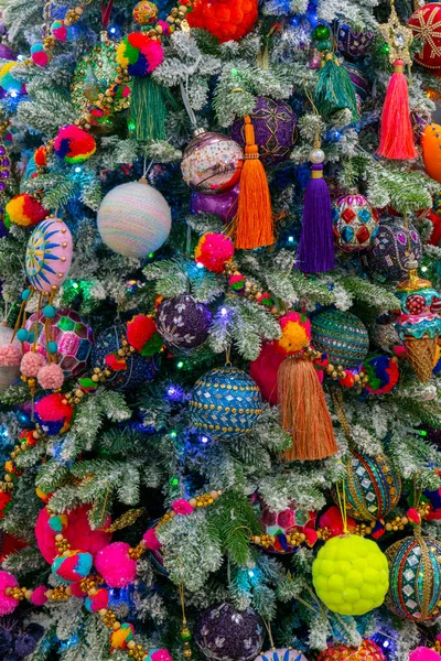 Uma Árvore Natal Festivamente Decorada Fundo Festivo Brilhante — Fotografia de Stock