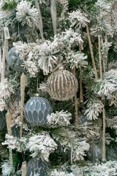 Ένα Εορταστικά Διακοσμημένο Χριστουγεννιάτικο Δέντρο Φωτεινό Εορταστικό Φόντο — Φωτογραφία Αρχείου