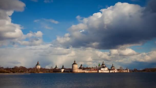 Mosteiro na margem de um grande lago — Vídeo de Stock