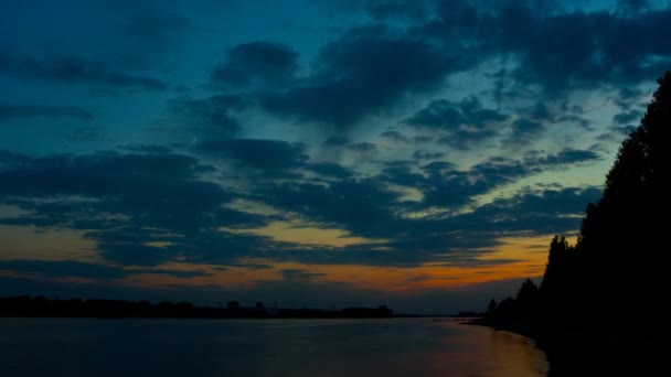 Ένα ηλιοβασίλεμα πάνω από τον ποταμό Βόλγα στη Ρωσία — Αρχείο Βίντεο