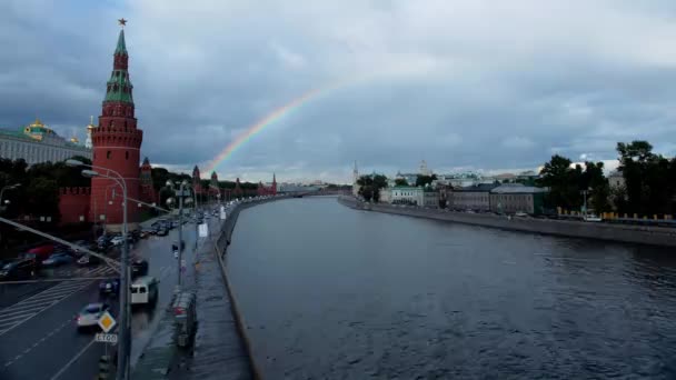 Un arco iris sobre el Kremlin en Moscú — Vídeos de Stock