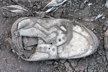 Eski ayakkabı çöpe at